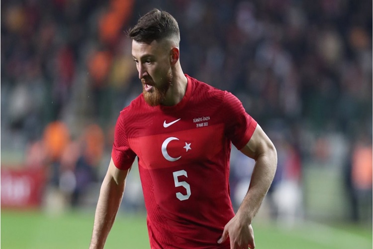 Salih Özcan Hangi Mevkide Oynuyor?
