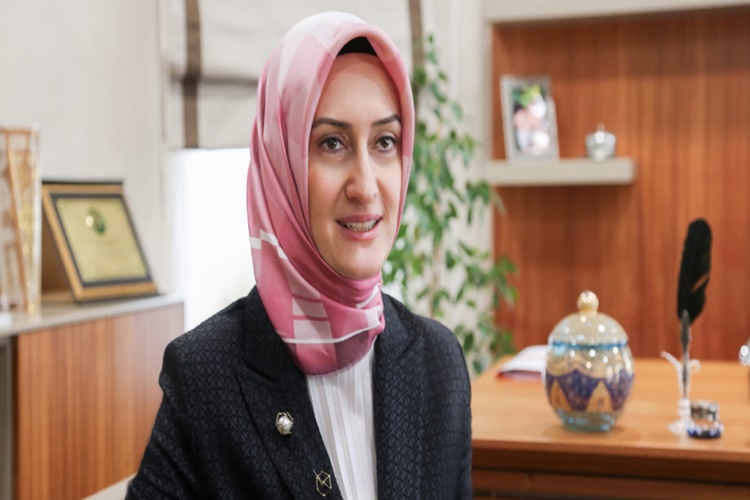 Saliha Okur Gümrükçüoğlu Kimin Kızı?
