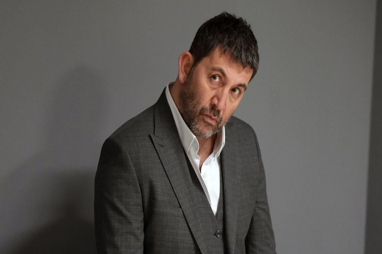 Sanatçı Emre Kınay Hakkında Merak Edilen Bilgiler