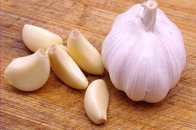 Sarımsak Kokusu Evden Nasıl Çıkar?