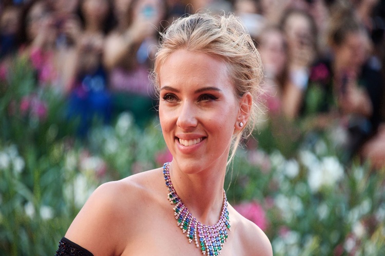 Scarlett Johansson’ın Gerçek Saç Rengi Nedir?