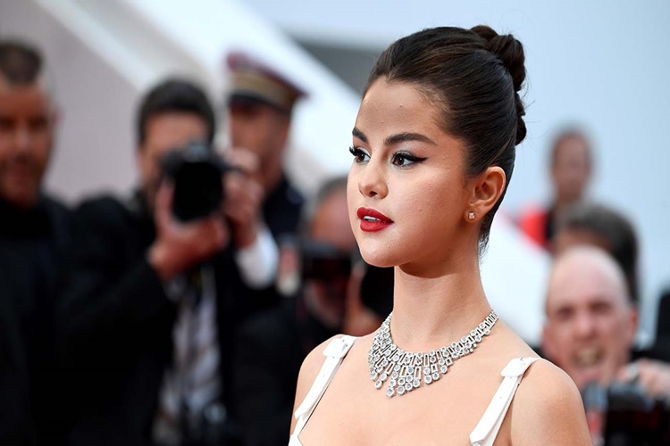 Selena Gomez Estetikli Mi?