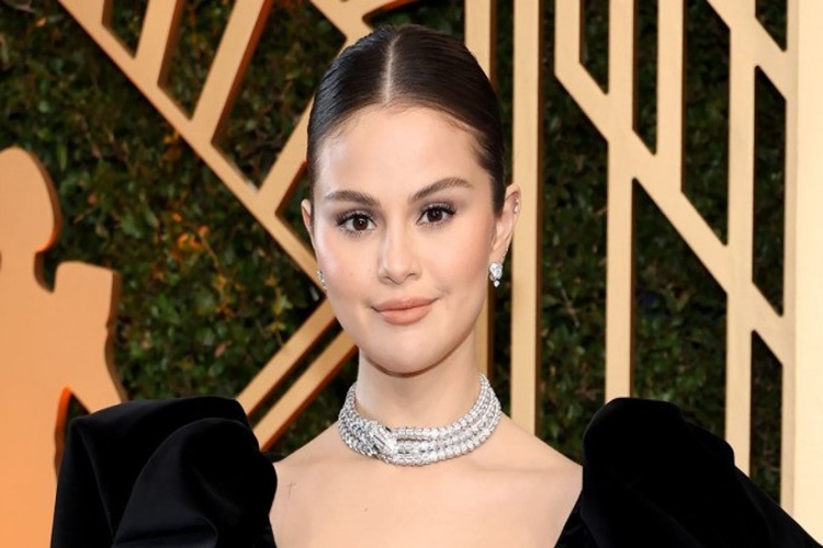 Selena Gomez Estetikli Mi?