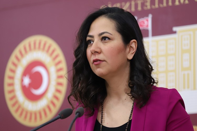 Sera Kadıgil Babası Kimdir?