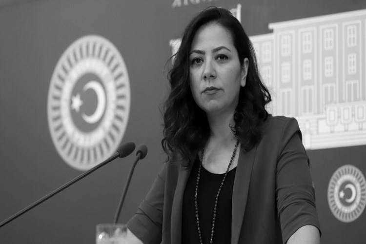 Sera Kadıgil Nerede Yaşıyor?