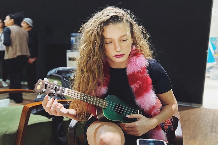 Serenay Sarıkaya Burnu Estetik Mi?