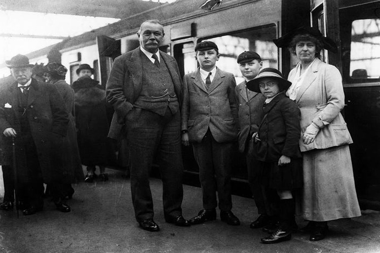 Sir Arthur Conan Doyle Nerelidir?