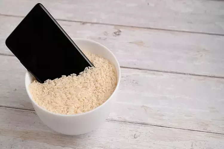 Suya Düşen Telefon Kaç Saat Pirinçte Kalmalı?