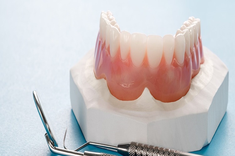 Takma Diş Nasıl Beyazlatılır?
