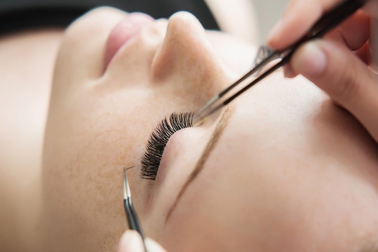 Takma Kirpik Yapıştırıcısı Göze Zarar Verir Mi?