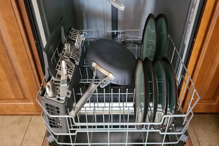 Tava Bulaşık Makinesinde Yıkanır Mı?