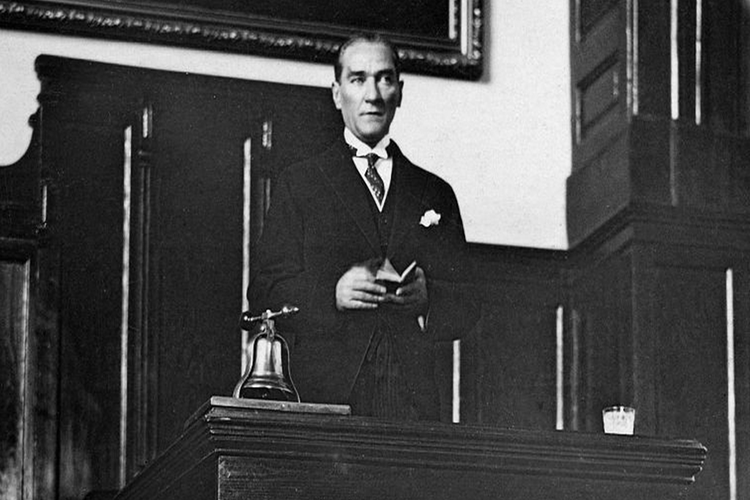 TBMM Açılışında Atatürk Kaç Yaşındaydı?