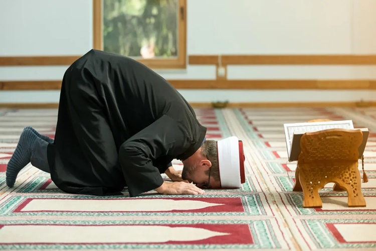 Tebessüm Etmek Namazı Bozar Mı?