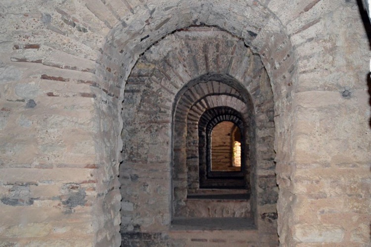 Tekfur Sarayı Sivil Mimari Örneği Midir?
