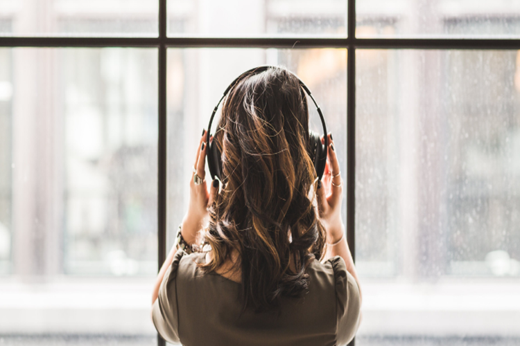 Telefon Şarjdayken Kulaklıkla Müzik Dinlemek Zararlı Mı?