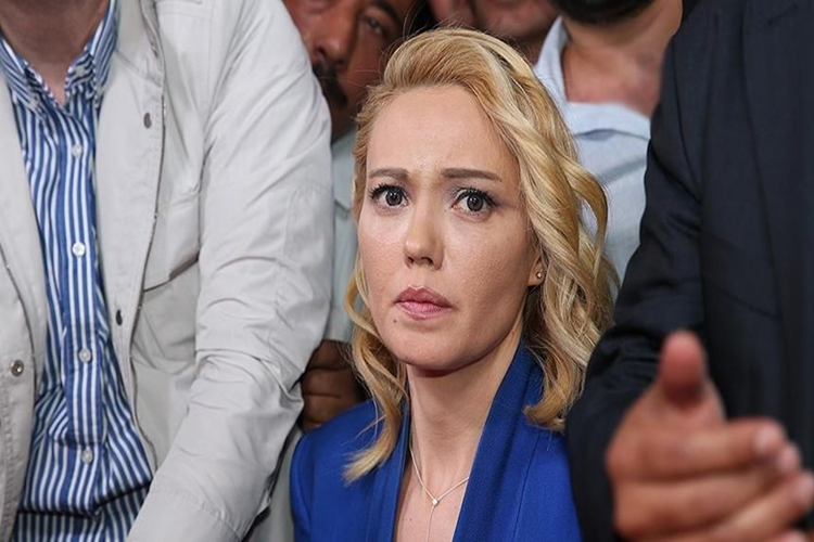 Tijen Karaş Nereden Mezun?
