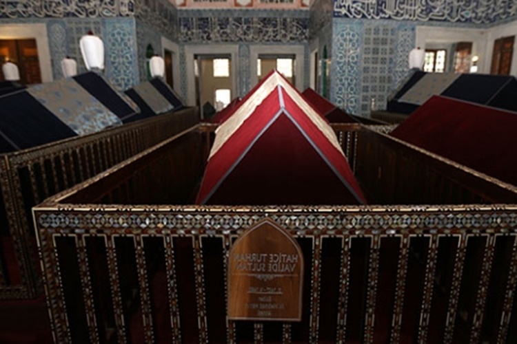 Turhan Sultan Kaç Yaşında Öldü? 