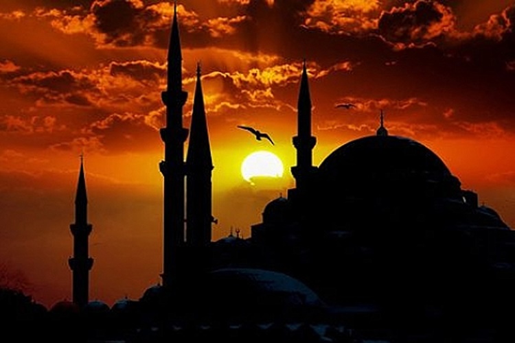 Üç Aylar Kur’an’da Geçer Mi?