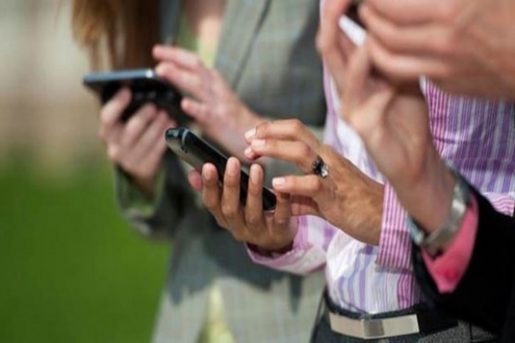 Uçakta Cep Telefonu Kullanmak Tehlikeli Midir?