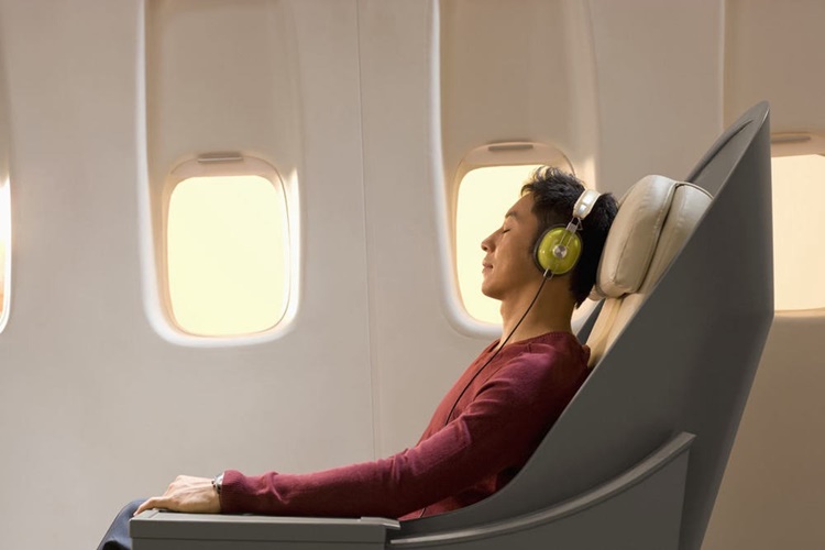Uçakta Kulaklıkla Müzik Dinlemek Zararlı Mı?