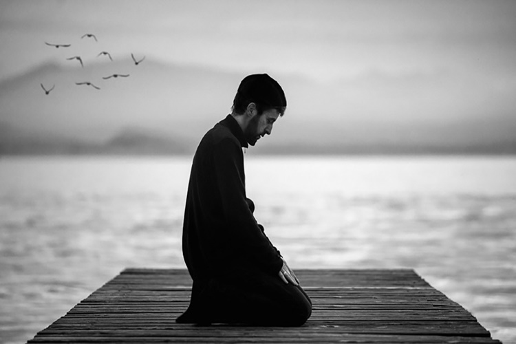 Uyuyanın Yanında Namaz Kılmak Günah Mıdır?