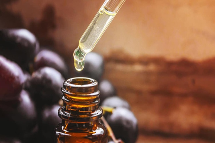 Üzüm Çekirdeği Yağı Göz Çevresine Nasıl Uygulanır?