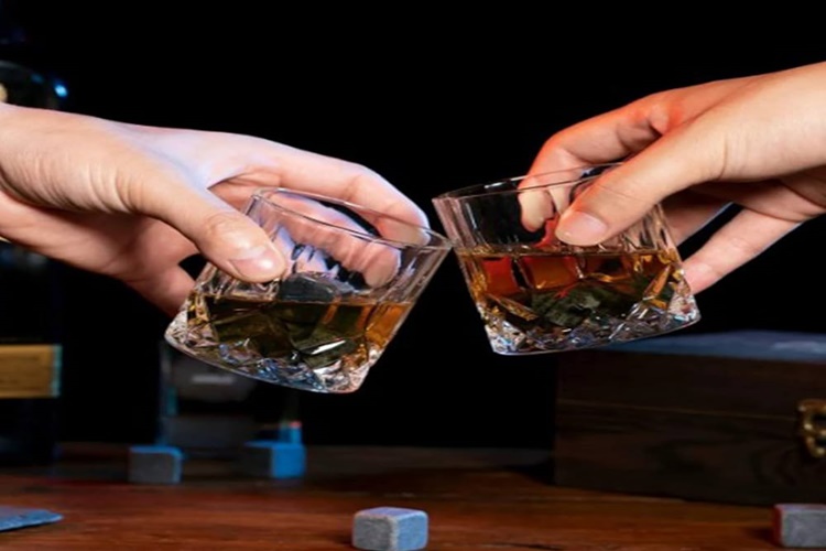 Viski Bardağı Nasıl Tutulur?