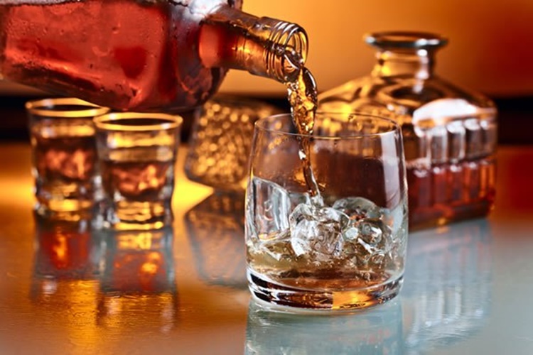 Viskinin Üstüne Rakı İçilir Mi?