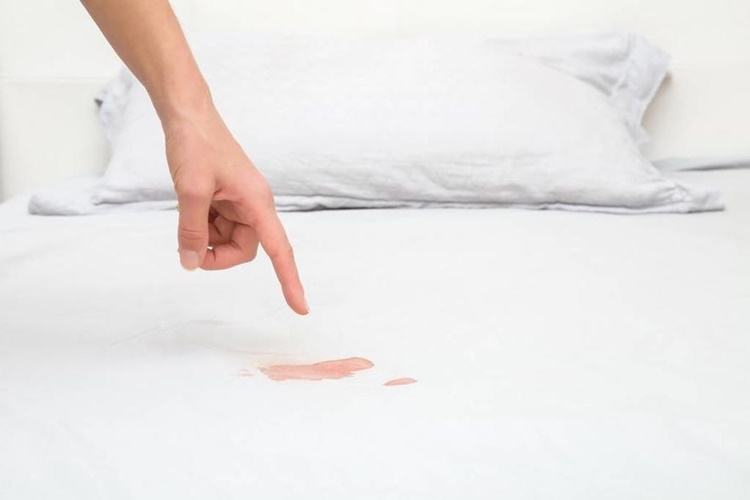 Yatak Örtüsünden Oje Lekesi Nasıl Çıkar?