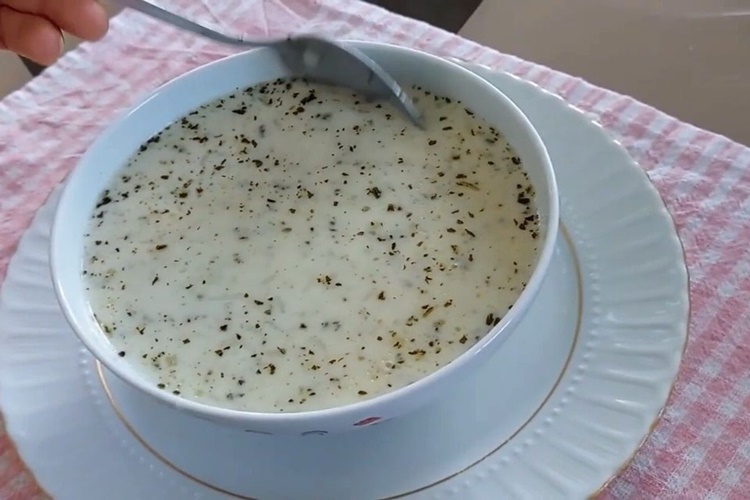 Yayla Çorbasına Sarımsak Konur Mu?