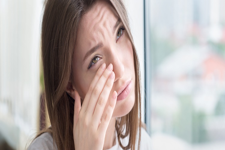 Yetişkinlerde Gözyaşı Kanalı Tıkanıklığı Masajı Nasıl Yapılır?