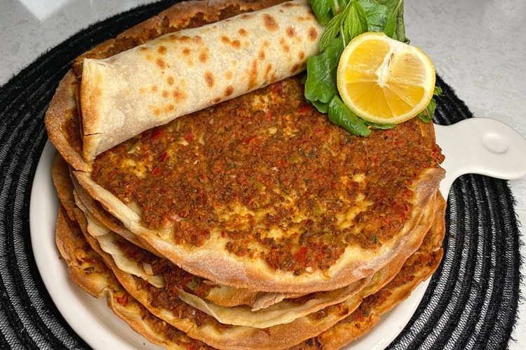 Yıllardır Severek Tükettiğimiz Lahmacun’un Yapımındaki Püf Noktalarını Sizle Paylaşıyoruz