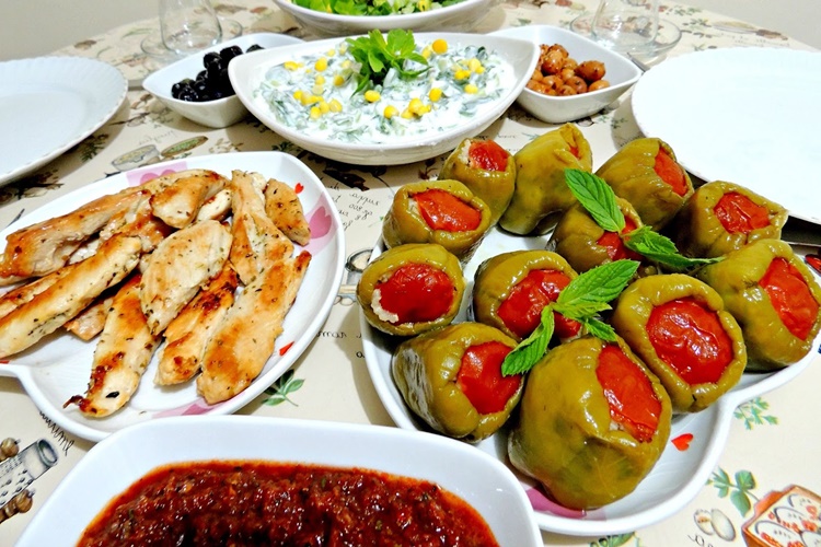 Zeytinyağlı Biber Dolmasının Yanına Ne Gider?