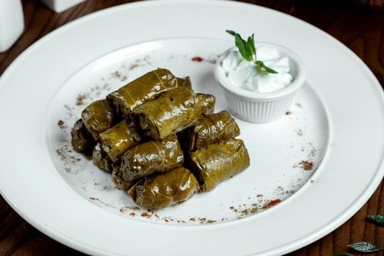 Zeytinyağlı Sarmanın Yanına Ne Gider?