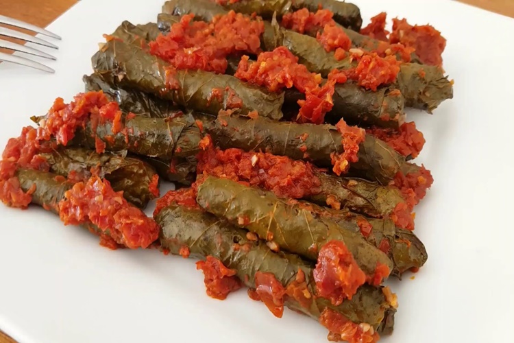 Zeytinyağlı Sarmaya Salça Konur Mu?